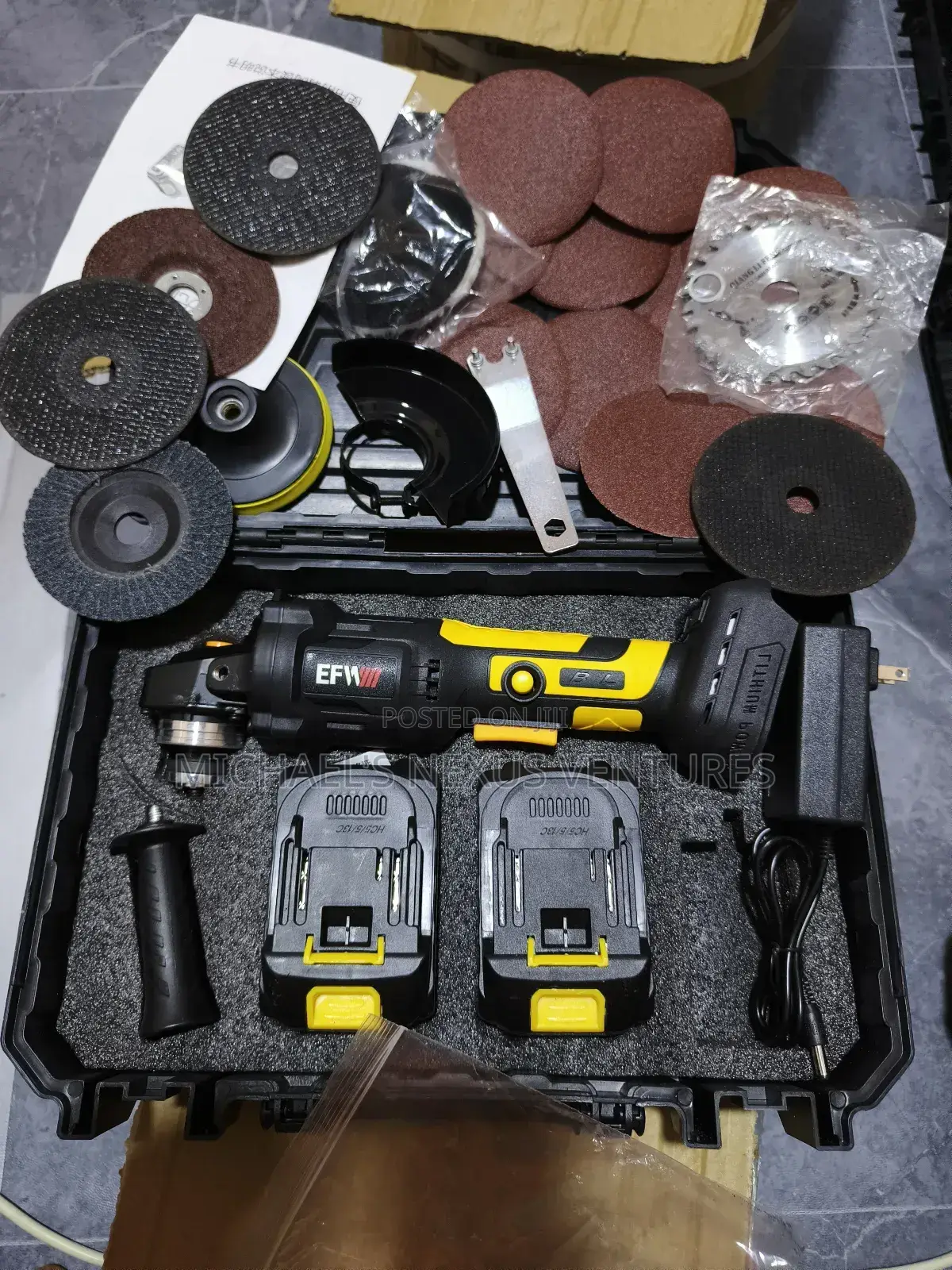2 Batteries / Cordless Angle Grinder With Accessories