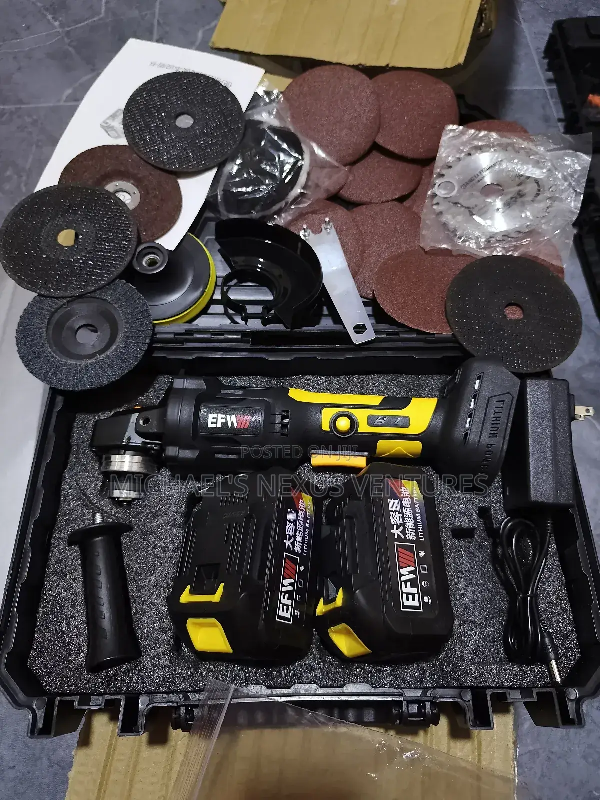 2 Batteries / Cordless Angle Grinder With Accessories
