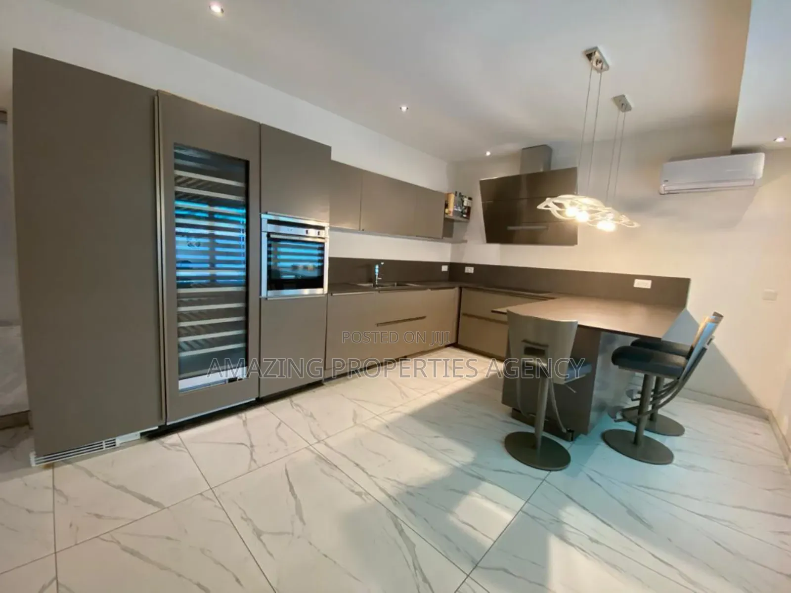 5bdrm Mansion in Airport Residential Area for rent