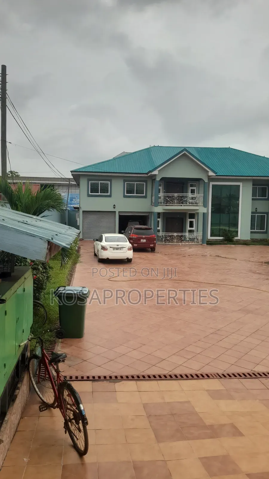 8bdrm House in Weija Medium for sale