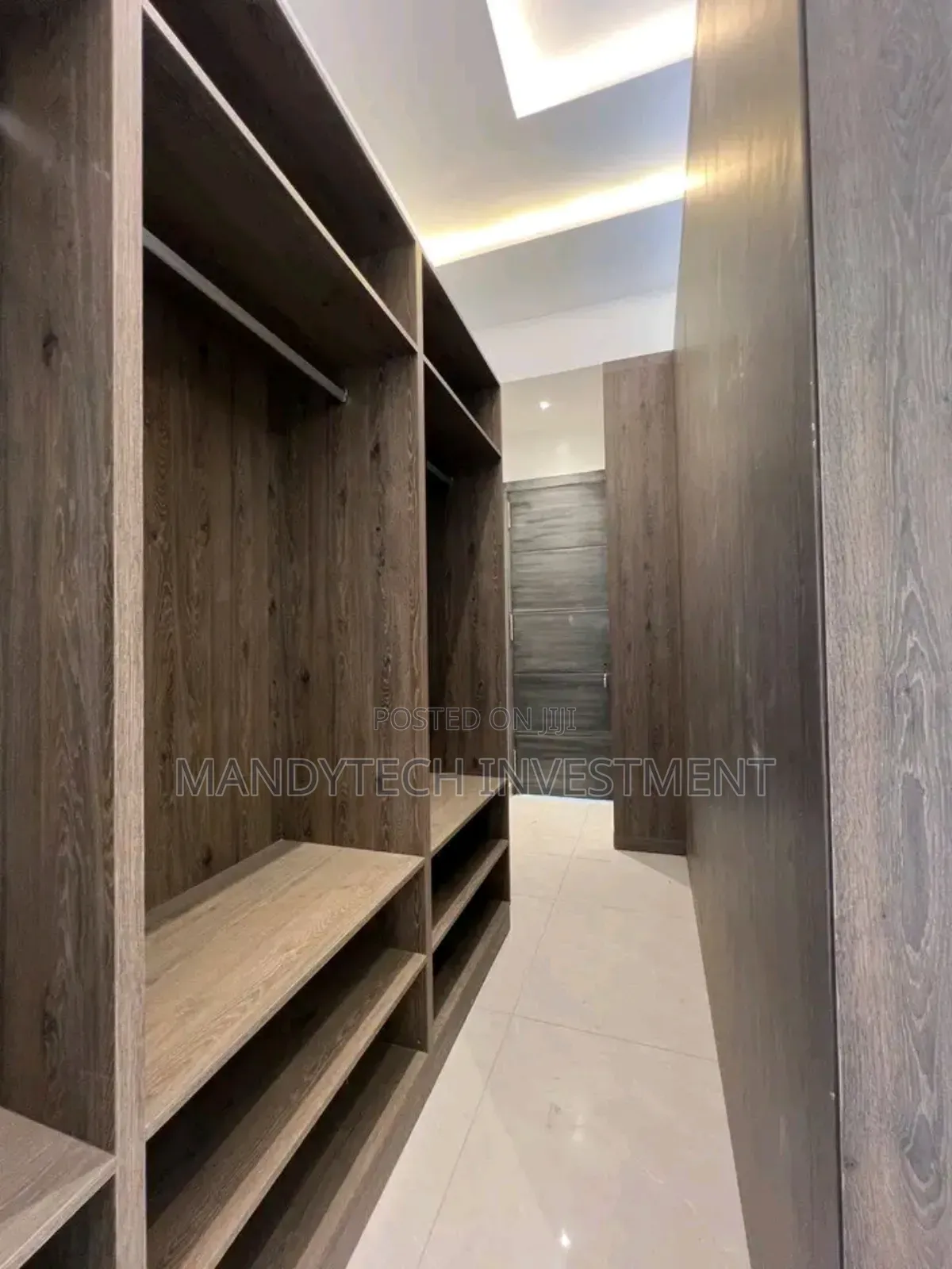Classic 6 Bedroom Manson - Trasacco