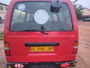 Photo - Nissan Caravan (Urvan) 2000 Red