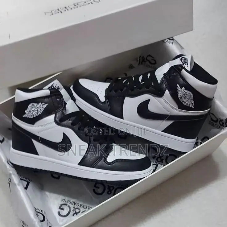 Air Jordan R1 Leather Black N White