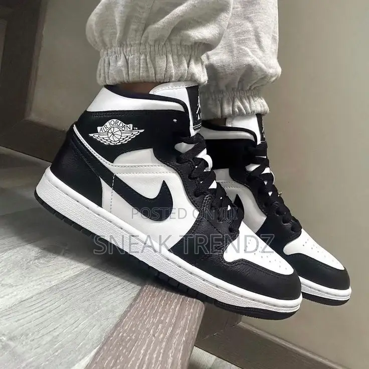 Air Jordan R1 Leather Black N White
