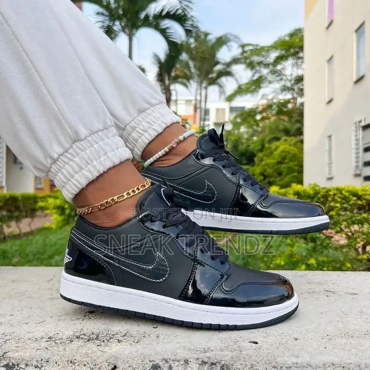Jordan R1 Black and White