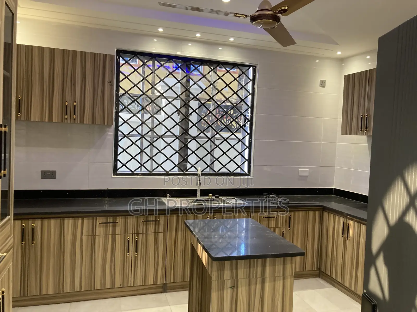 6bdrm Mansion in Executive Six, Kumasi Metropolitan for sale