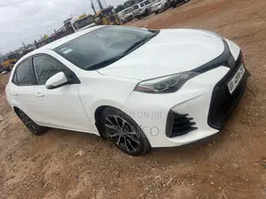 Photo - Toyota Corolla SE (1.8L 4cyl 2A) 2018 White