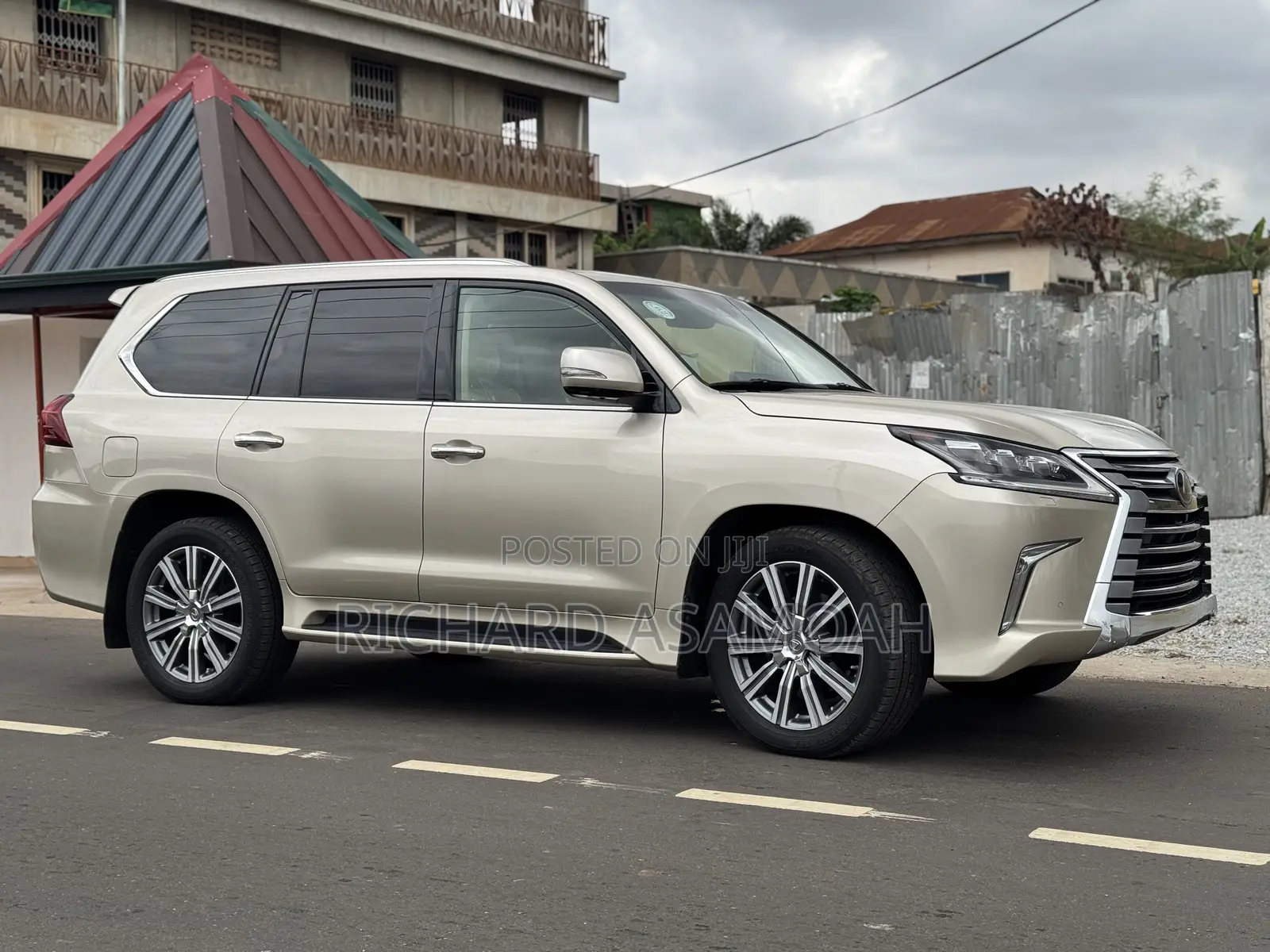 Lexus LX 570 AWD 2016 Gold