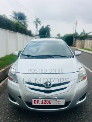 Photo - Toyota Yaris 2012 Silver