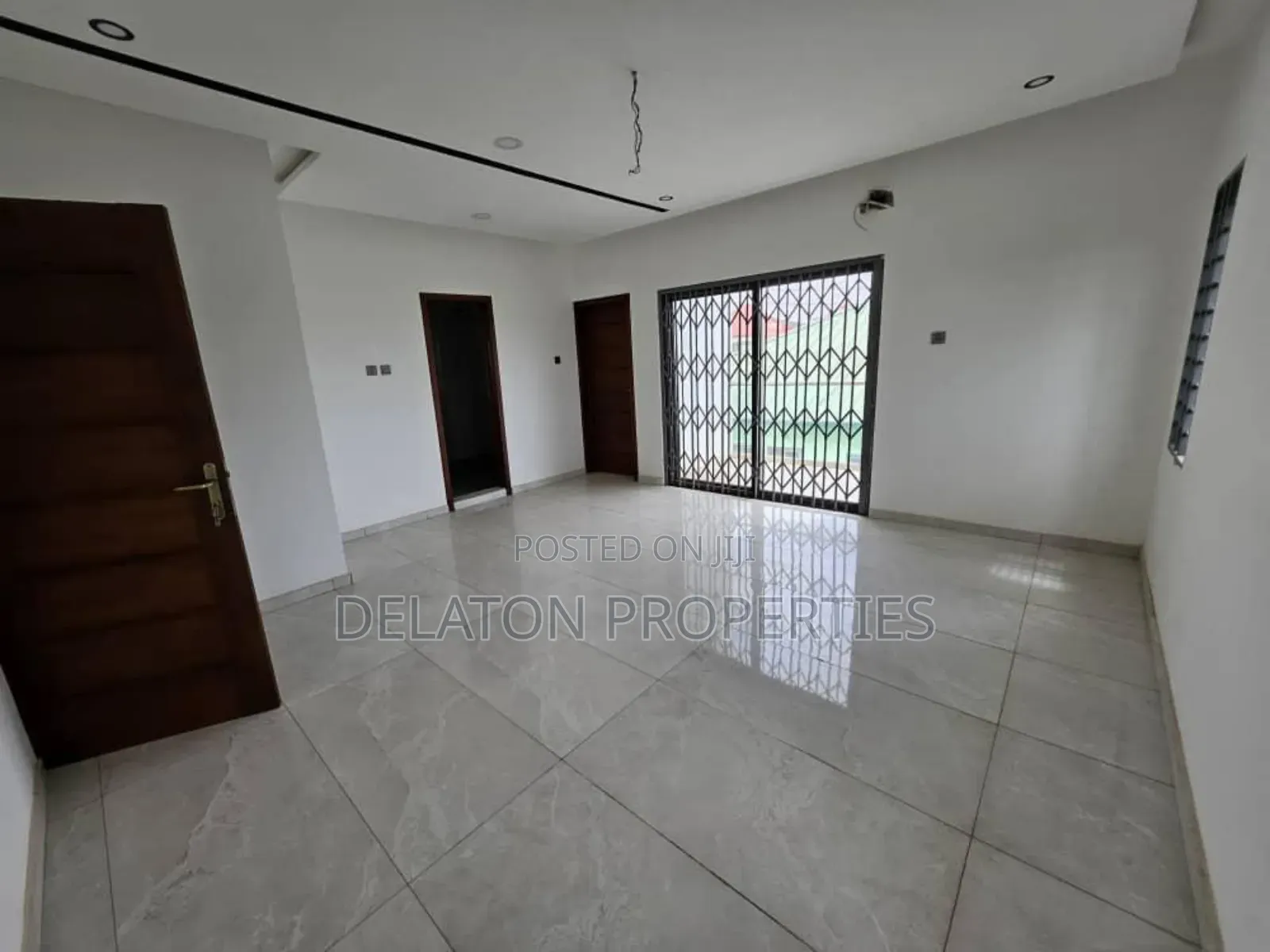 4bdrm House in Ket, Tema Metropolitan for sale