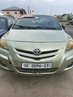Photo - Toyota Yaris Base Sedan 4dr 2010 Gold