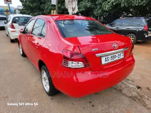 Photo - Toyota Yaris Base Sedan 4dr 2010 Red