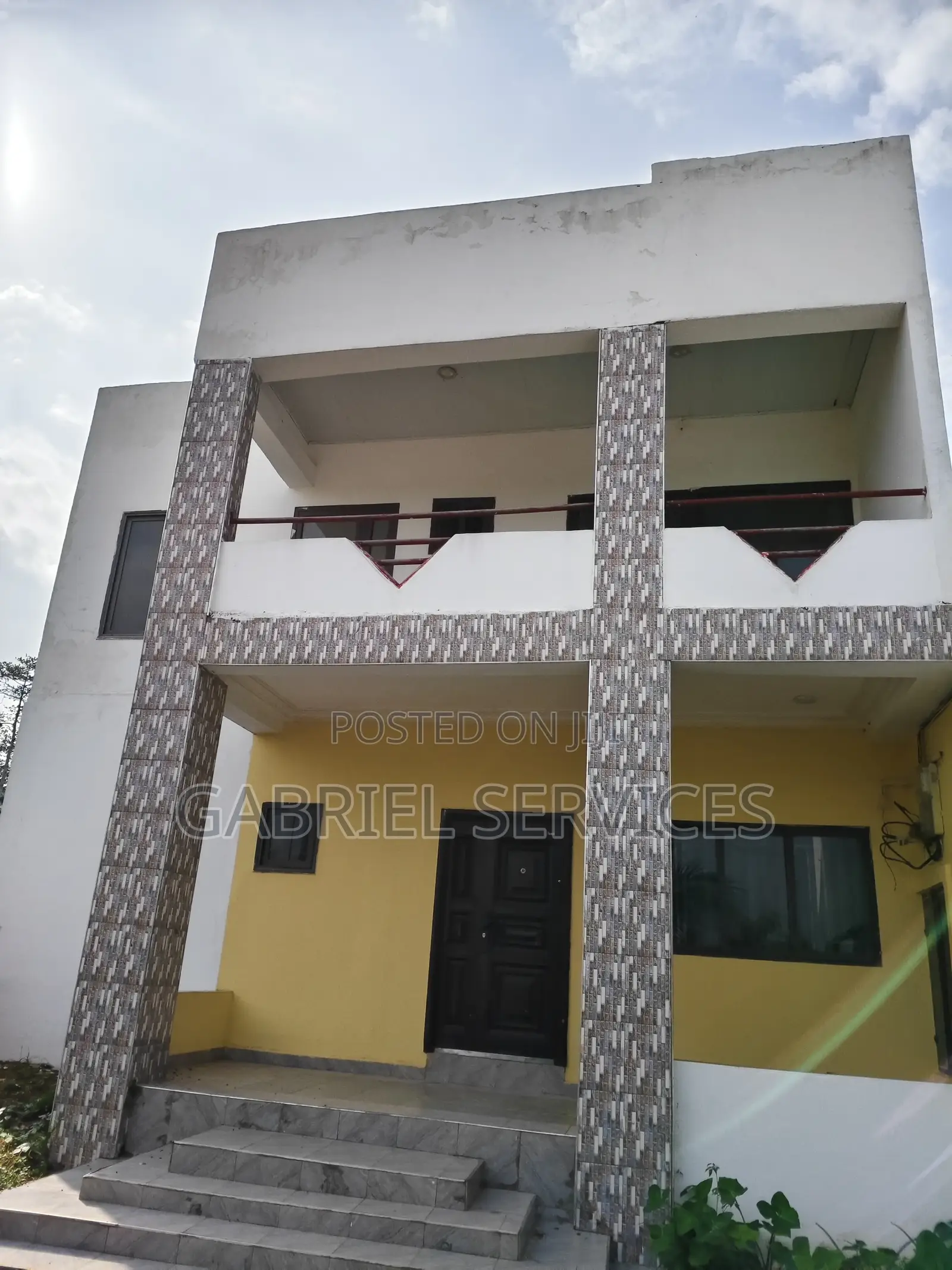7bdrm Duplex in Aburi for sale