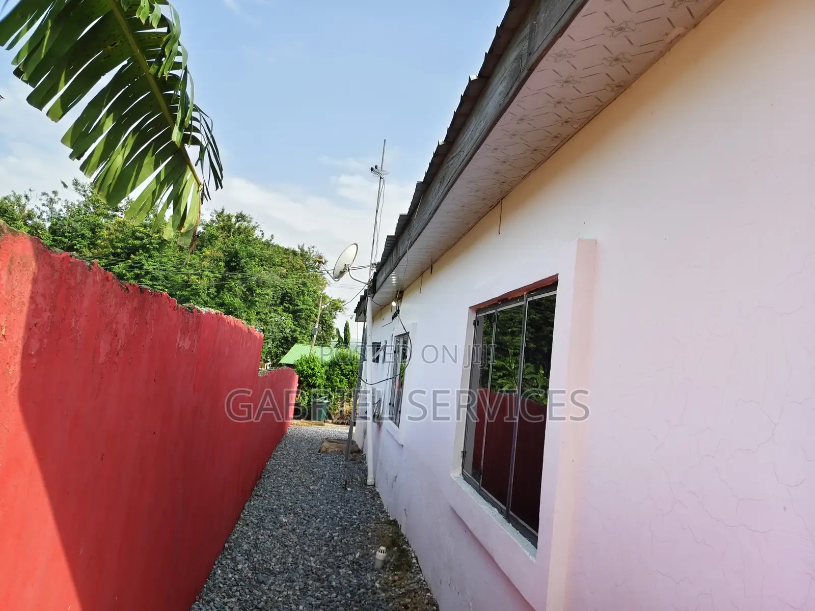 7bdrm Duplex in Aburi for sale