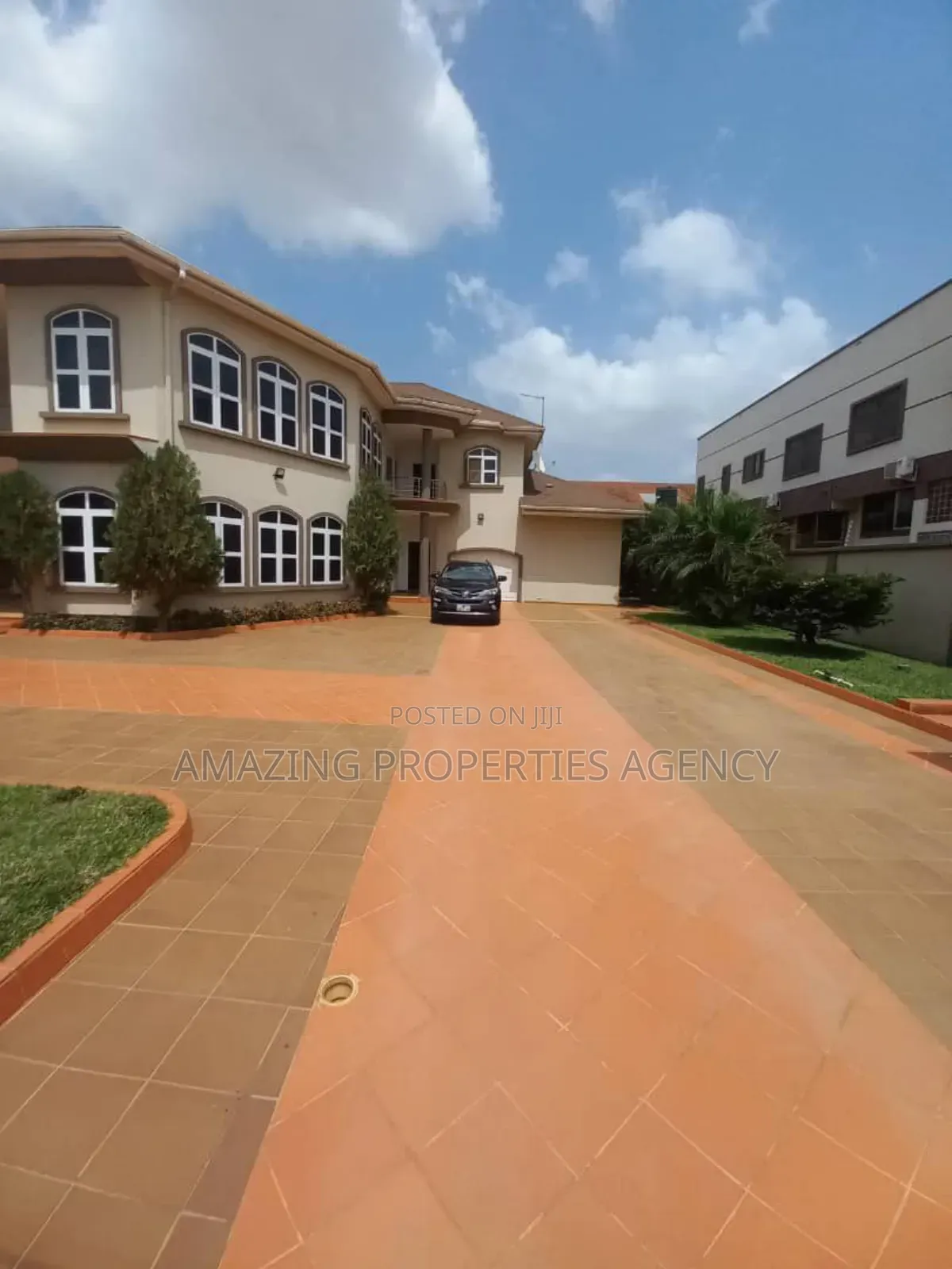6bdrm Mansion in Adjiriganor for sale
