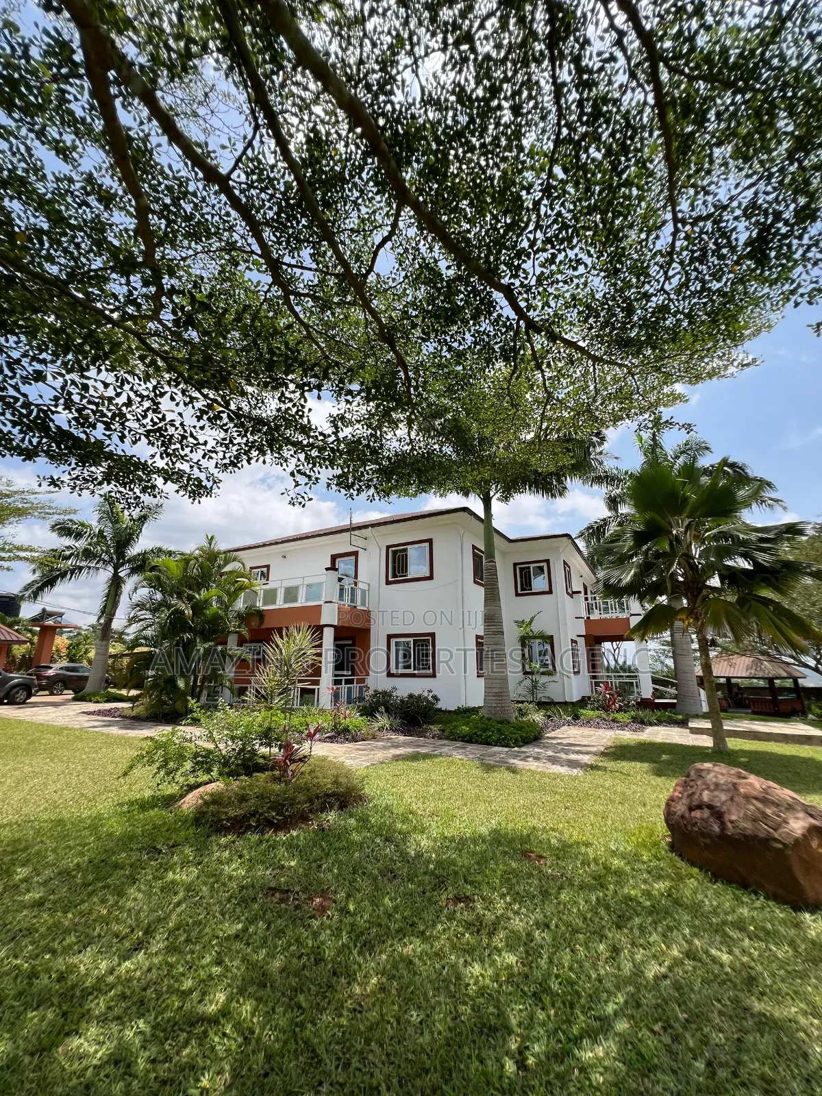 5bdrm Mansion in Aburi for sale