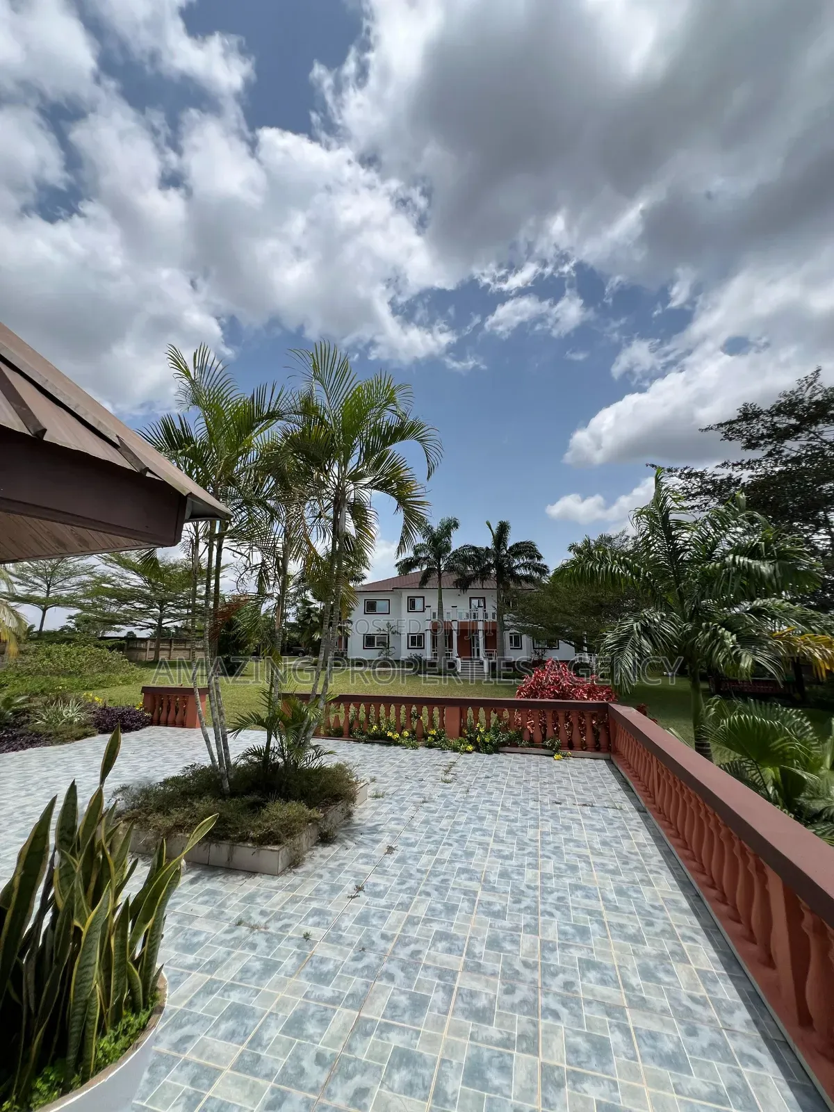 5bdrm Mansion in Aburi for sale