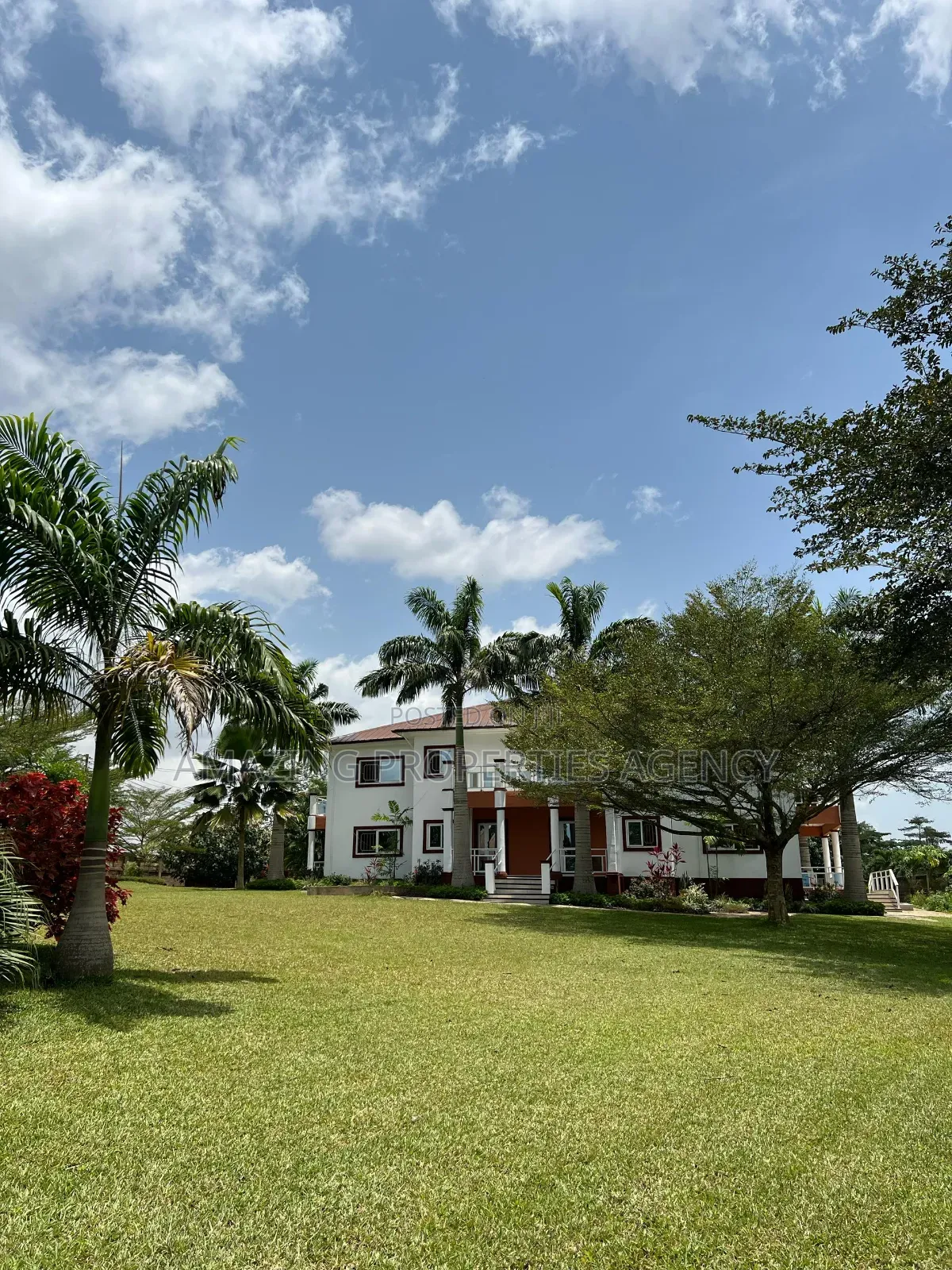 5bdrm Mansion in Aburi for sale