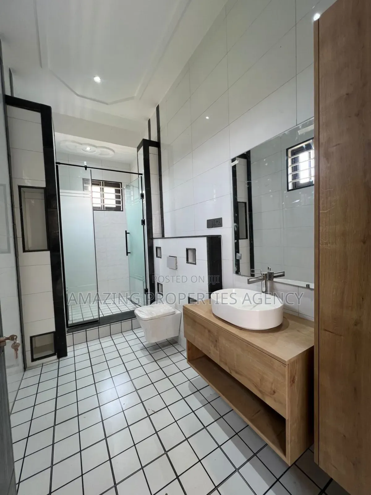 6bdrm Mansion in Adjiriganor for sale