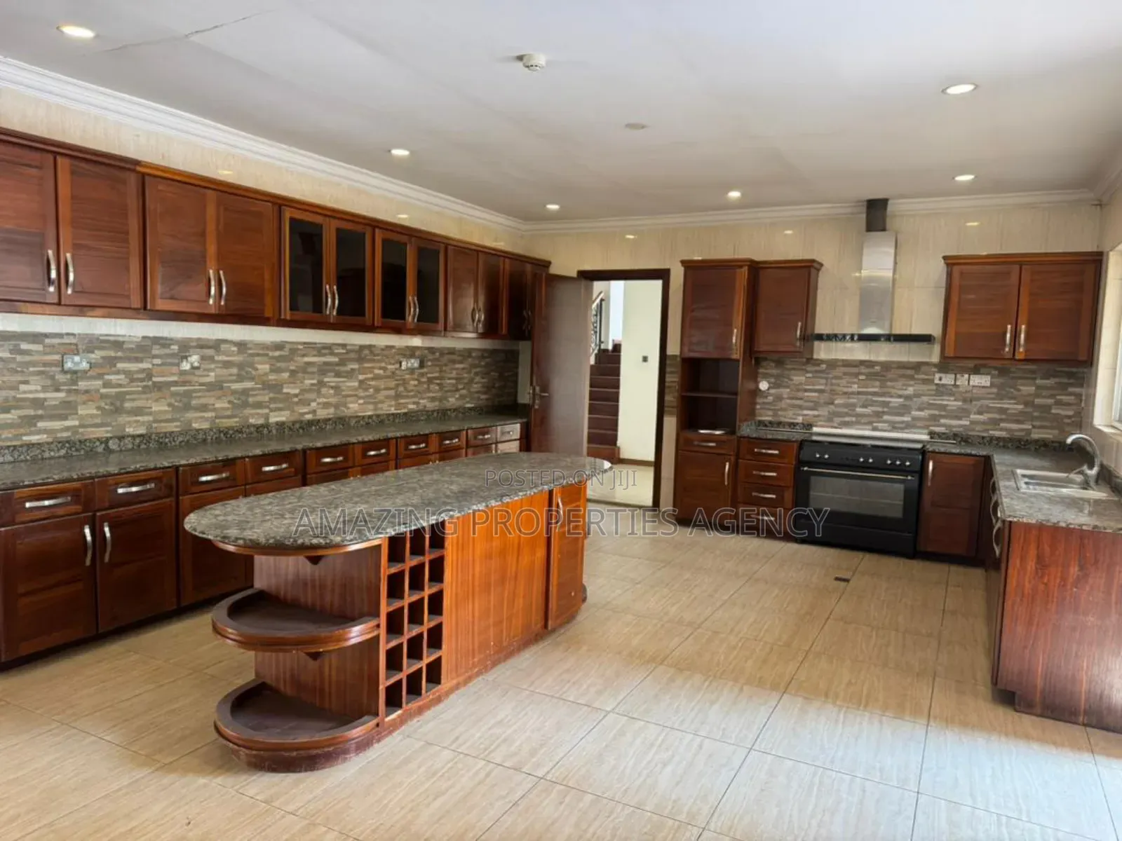 5bdrm Mansion in East Legon for sale