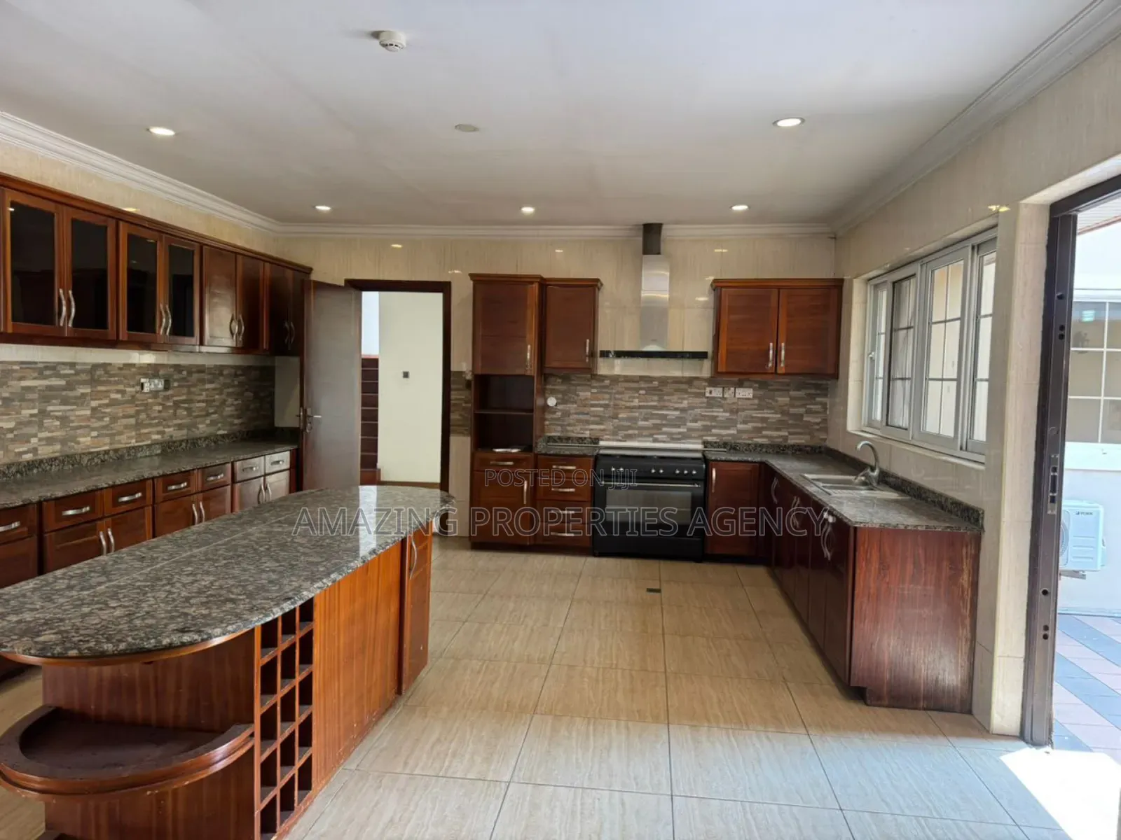 5bdrm Mansion in East Legon for sale