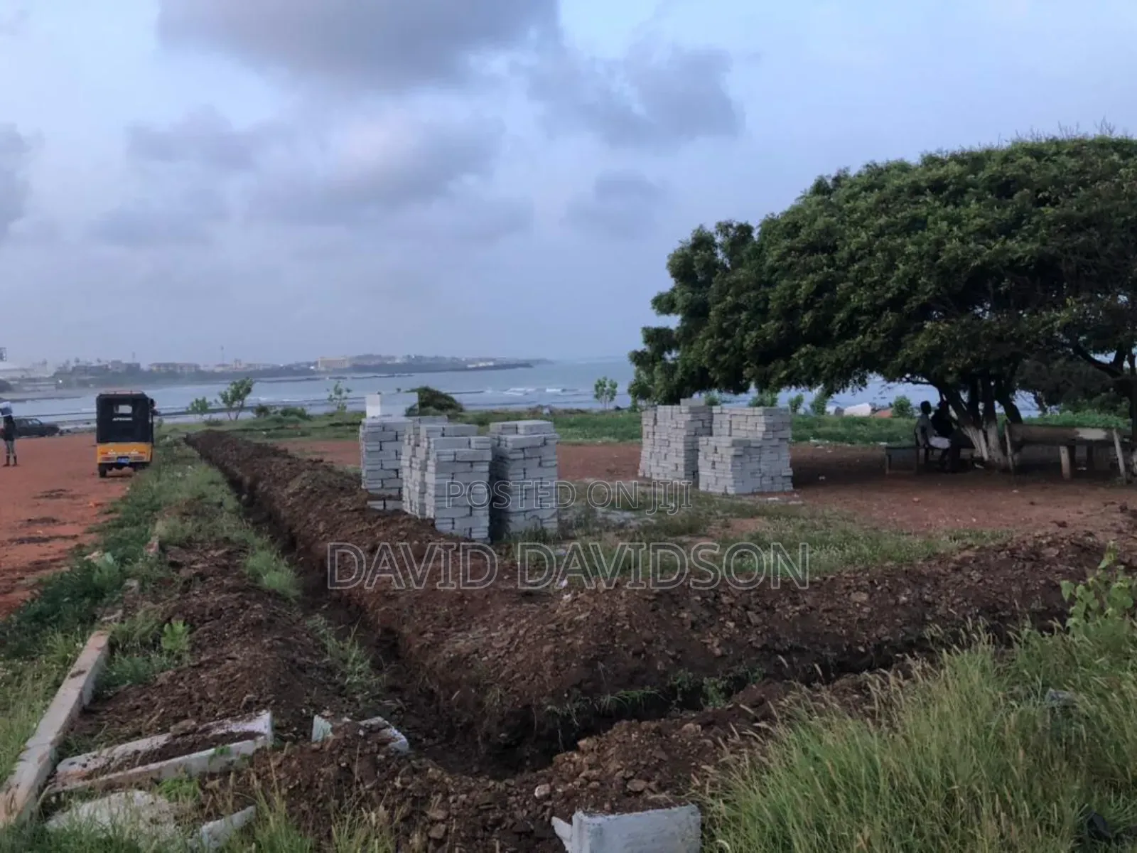 2 Plots of Land Tema