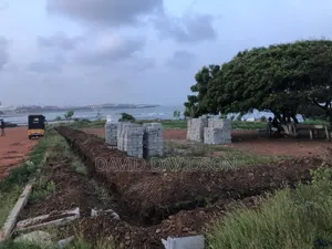 2 Plots of Land Tema
