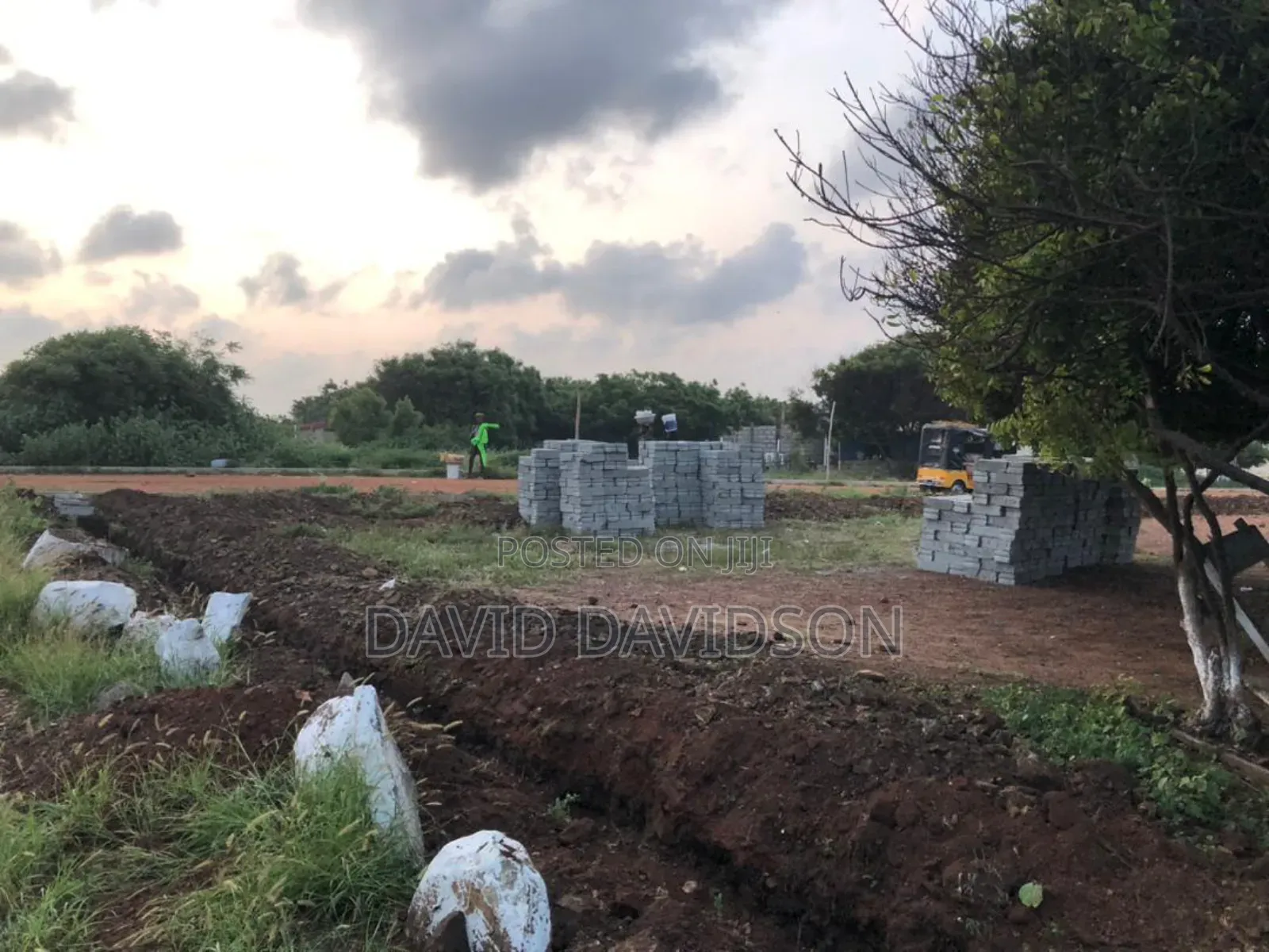 2 Plots of Land Tema