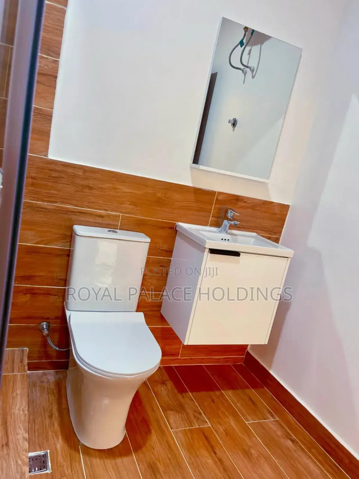 5bdrm House in Adenta Oyarifa, School Junction for sale