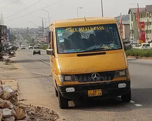Photo - Mercedes-Benz Sprinter 1995 Yellow