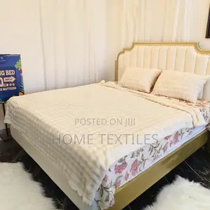 Photo - Off White Blanket With 2 Pillow Cases