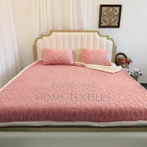 Pink Zigzag Pattern Reversible Blanket With 2 Pillow Covers
