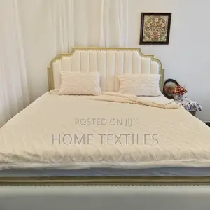 Reversible Offwhite Zigzag Pattern Blanket With 2pillowcases