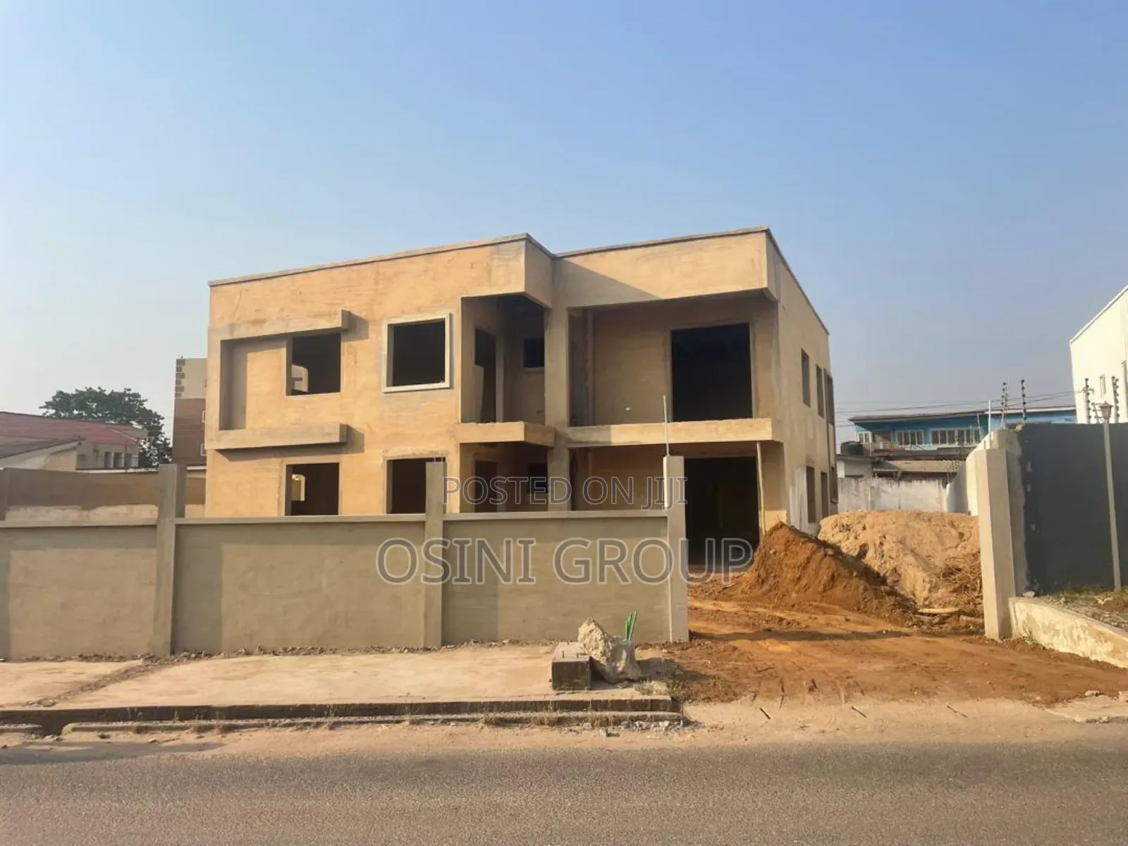 8bdrm Apartment in Nyaniba Estate for sale