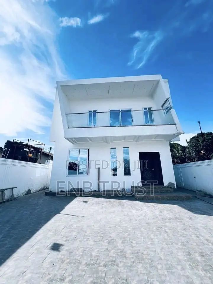 4bdrm House in Ashaley Botwe, School Junction for sale