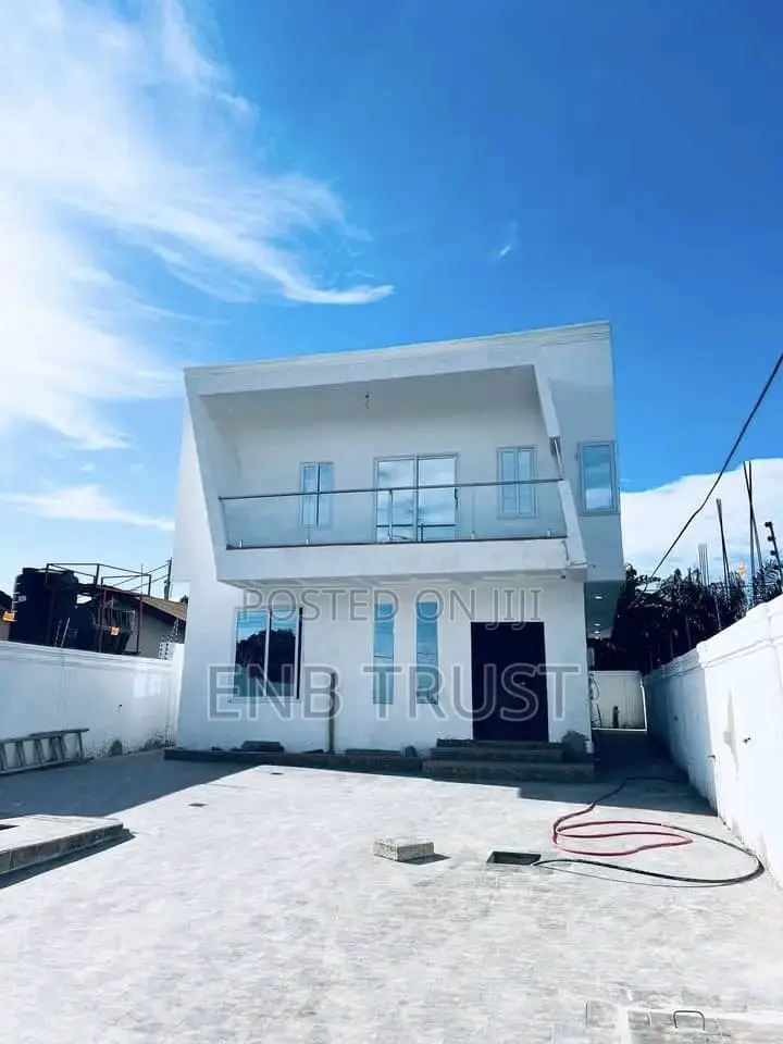 4bdrm House in Ashaley Botwe, School Junction for sale