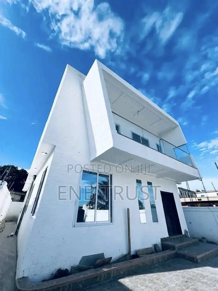 4bdrm House in Ashaley Botwe, School Junction for sale