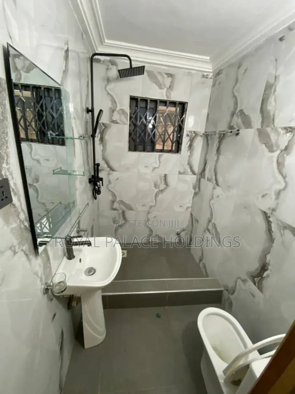 5bdrm House in Achimota for sale