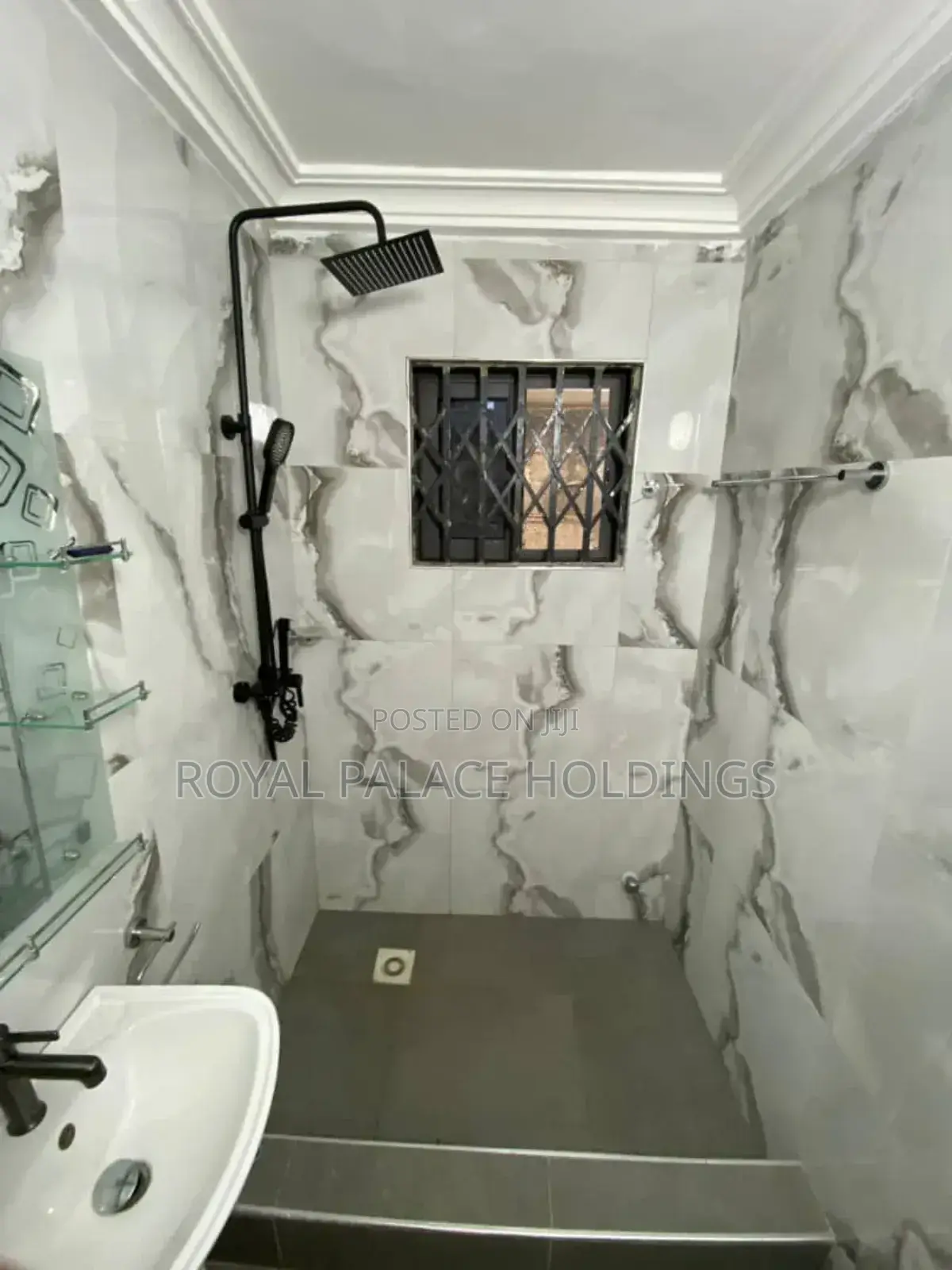 5bdrm House in Achimota for sale