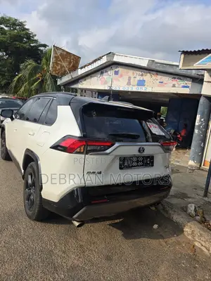 Toyota RAV4 XSE 2019 White