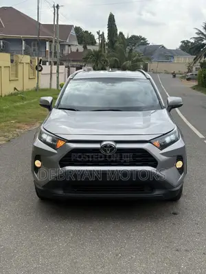 Toyota RAV4 XLE FWD 2020 Silver