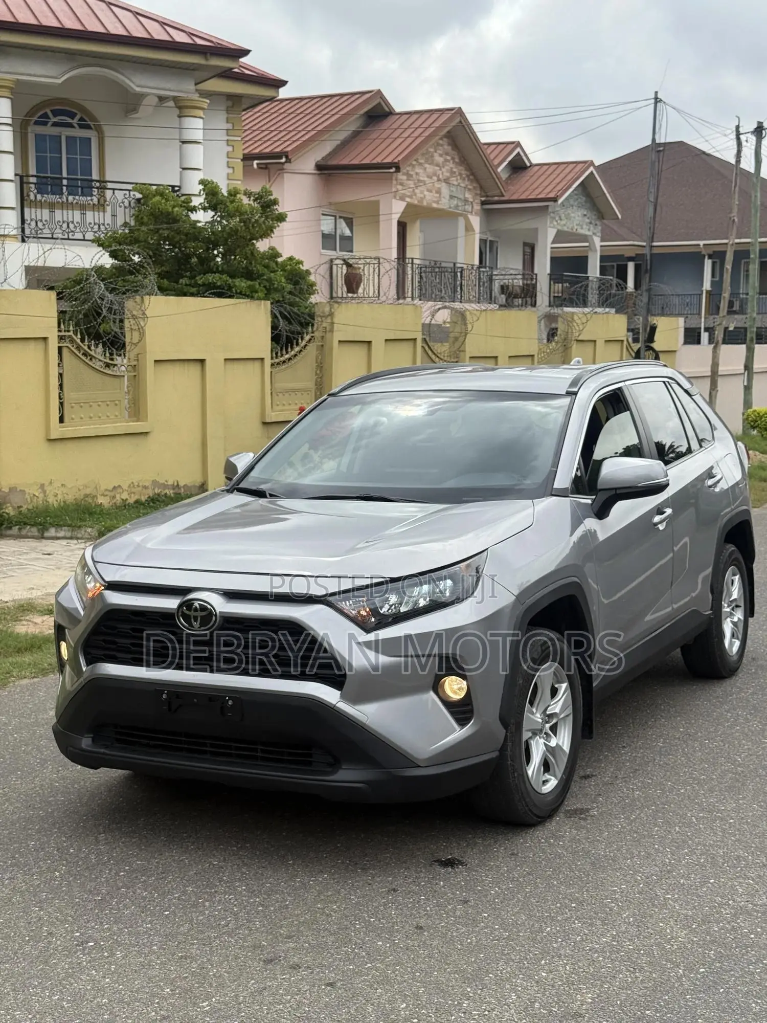 Toyota RAV4 XLE FWD 2020 Silver