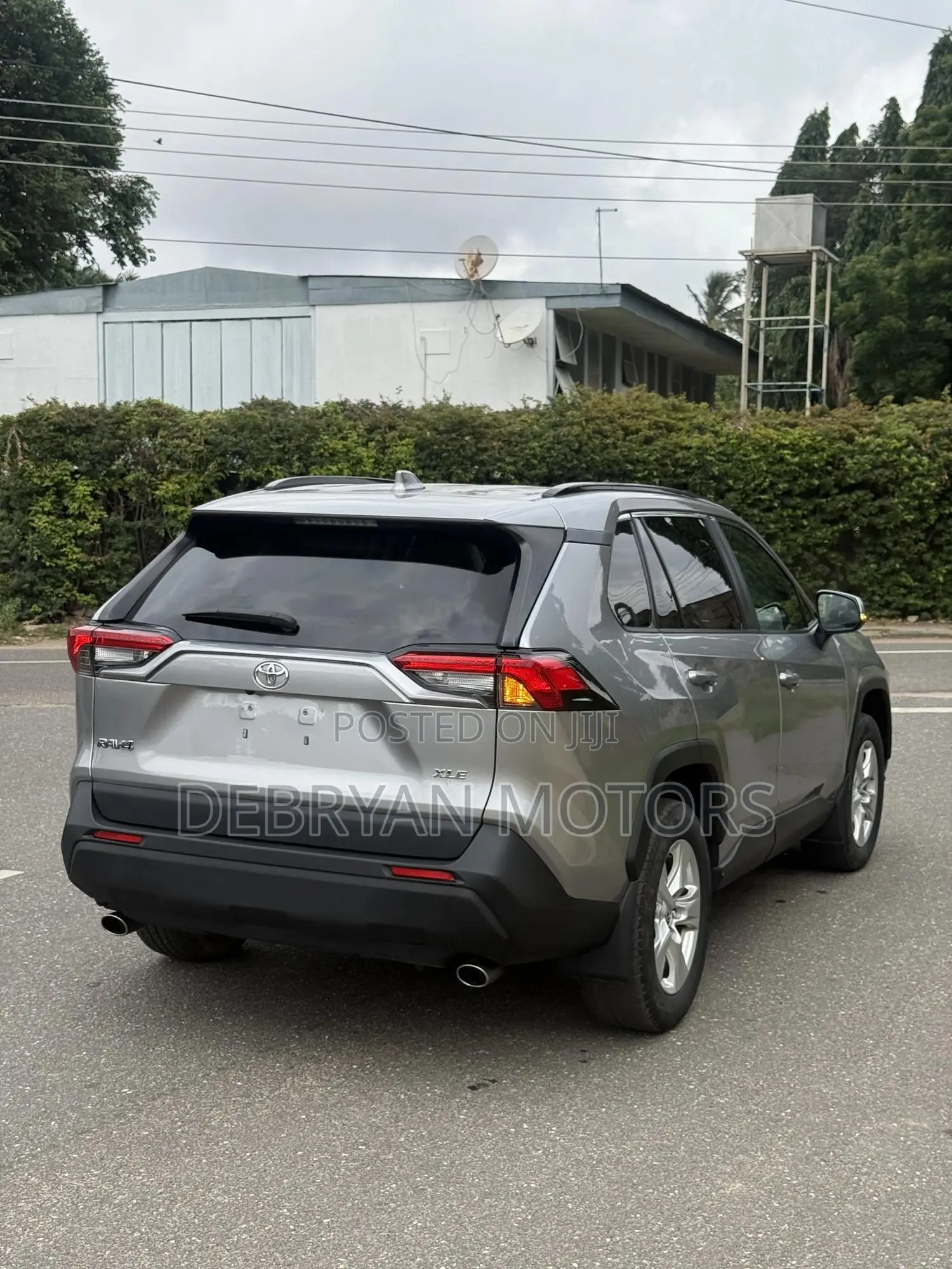 Toyota RAV4 XLE FWD 2020 Silver