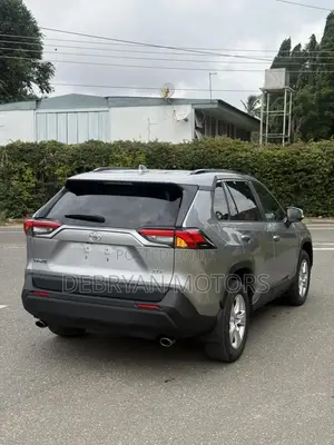 Toyota RAV4 XLE FWD 2020 Silver