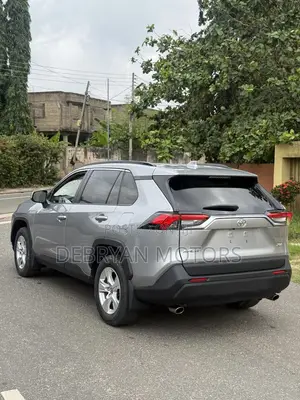 Toyota RAV4 XLE FWD 2020 Silver