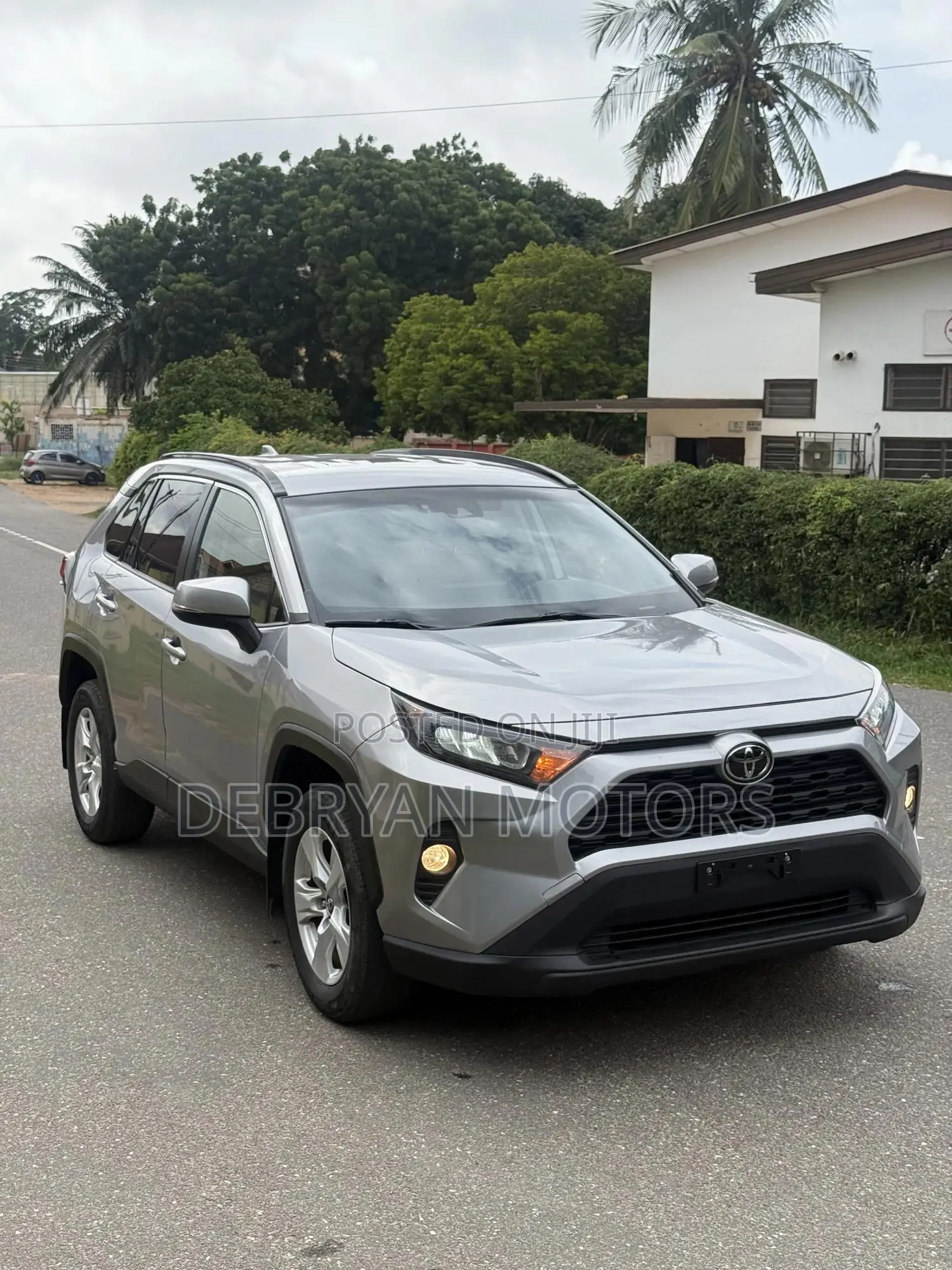 Toyota RAV4 XLE FWD 2020 Silver
