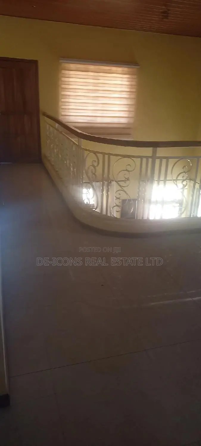 7bdrm Duplex in De-Icons Real Estate, Awutu Senya East Municipal