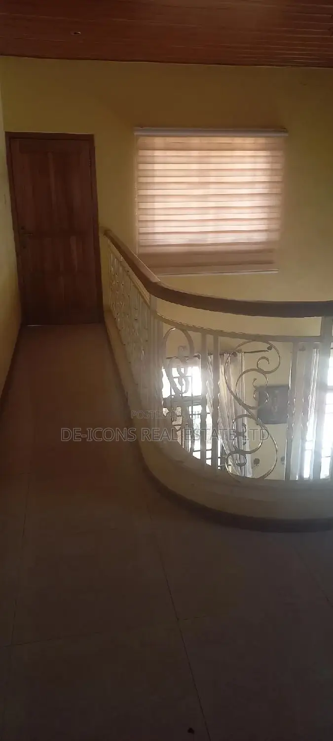 7bdrm Duplex in De-Icons Real Estate, Awutu Senya East Municipal
