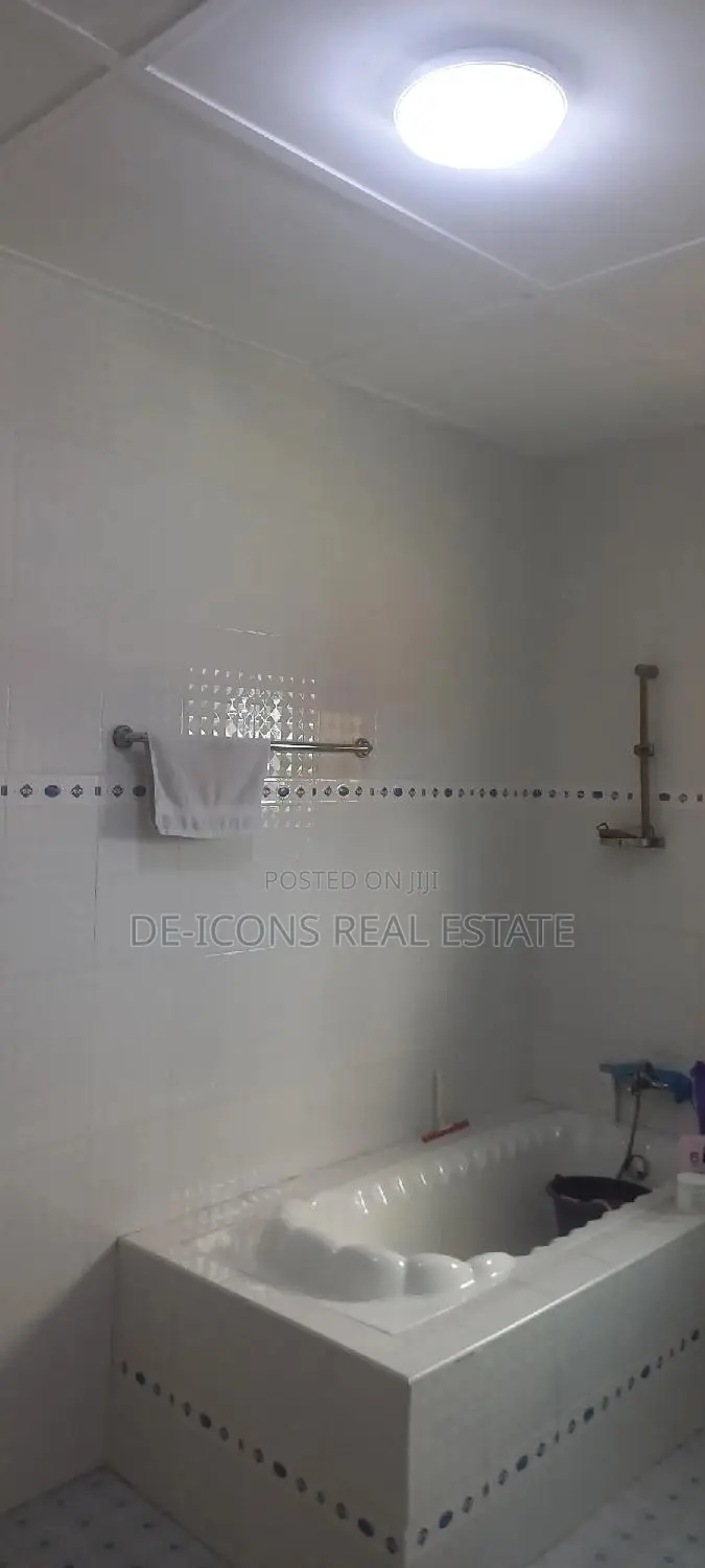 7bdrm Duplex in De-Icons Real Estate, Awutu Senya East Municipal