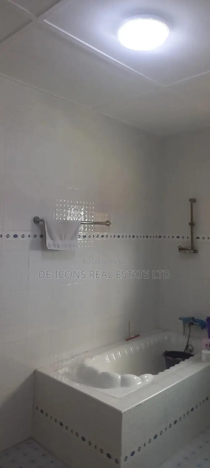 7bdrm Duplex in De-Icons Real Estate, Awutu Senya East Municipal